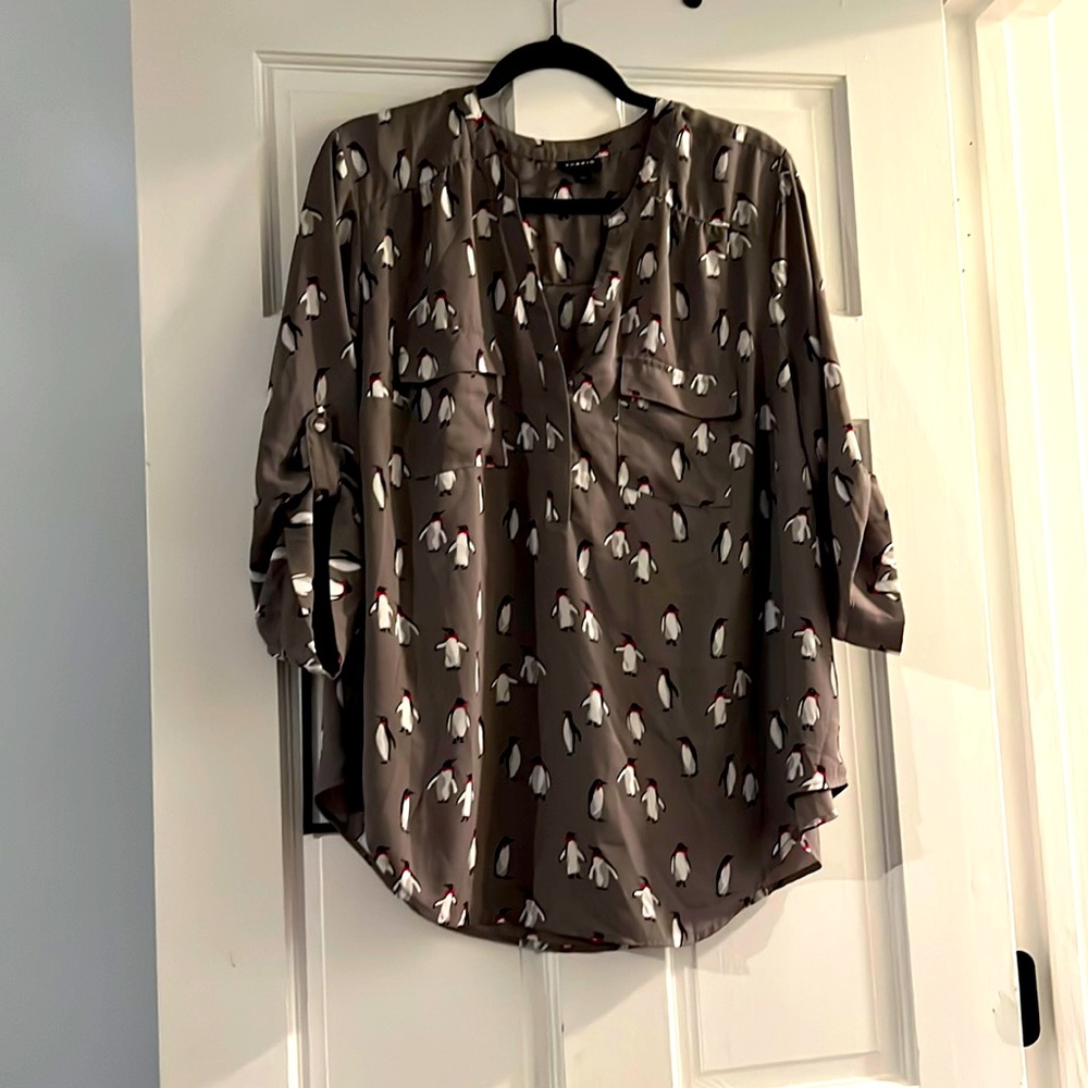 Quarter sleeve, grey, penguins torrid top, good condition.